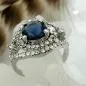 Preview: Ring 17mm großer blauer Glasstein mit kleinen weißen Glassteinen rhodiniert Ringgröße 54