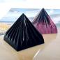 Preview: Set Tischdekoration 28x30mm 3 kleine Pyramiden aus Glas 2x schwarz 1x lila