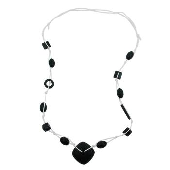 Kette Kunststoffperlen Viereck schwarz-matt Kordel weiß 110cm
