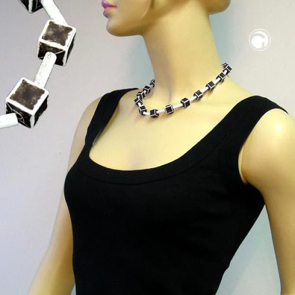 Kette Kunststoffperlen Würfel 10x10mm schwarz-grau-weiß 45cm Kette Kunststoffperlen Würfel 10x10mm schwarz-grau-weiß 45cm