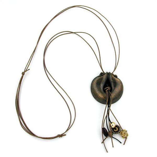 Kette 52mm Anhänger Amulett Kunststoff altmessingfarben Kordel braun 100cm Kette 52mm Anhänger Amulett Kunststoff altmessingfarben Kordel braun 100cm